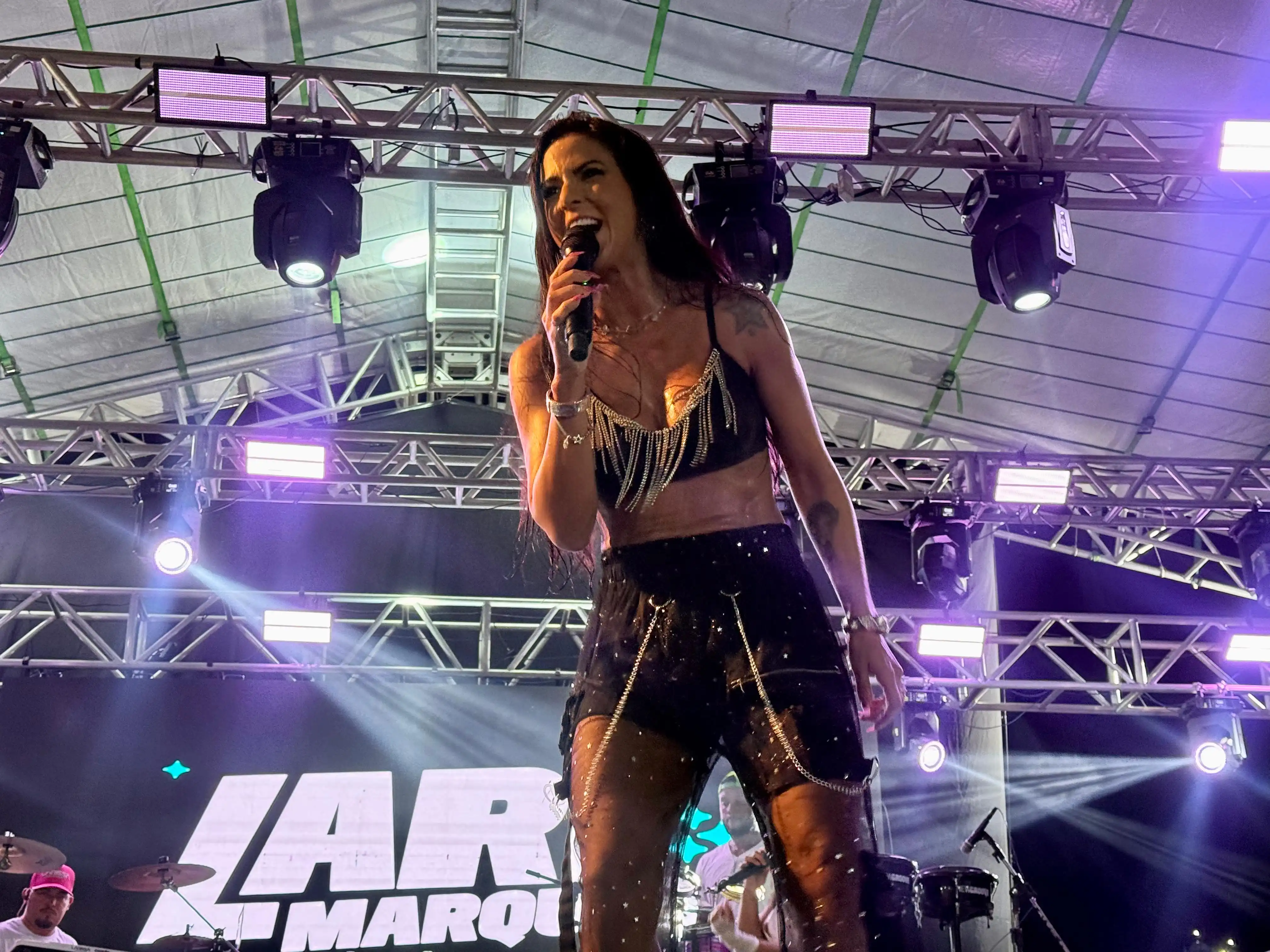 Imagem de LARI MARQUES FAZ DE VALENÇA PALCO DE AGRADECIMENTO E GRAVA AUDIOVISUAL NA FESTA DE VERÃO