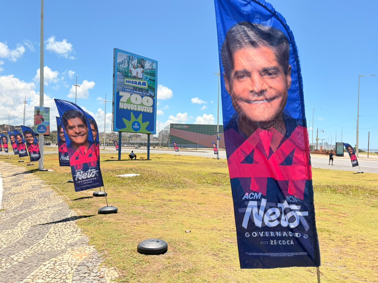 Imagem de Evento da Prefeitura de Salvador conta com propaganda de ACM na frente do Centro de Convenções