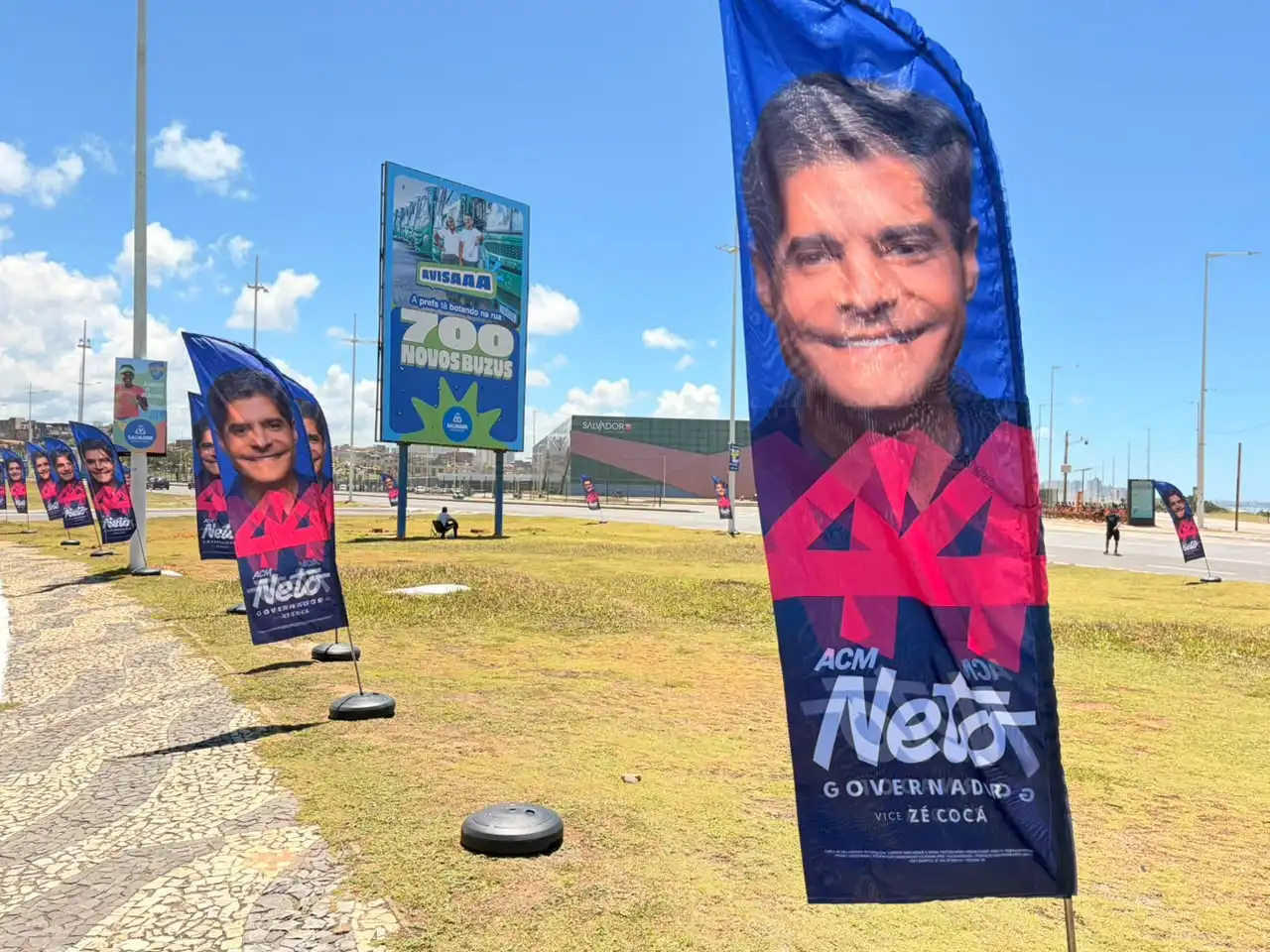 Imagem de Evento da Prefeitura de Salvador conta com propaganda de ACM na frente do Centro de Convenções