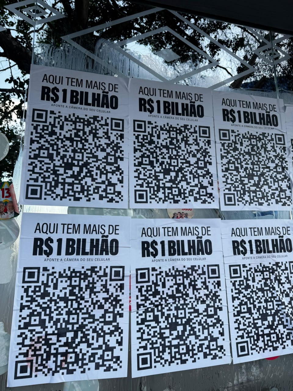 Imagem de Salvador amanhece com QR Codes espalhados pela cidade com a denúncia "PF aponta ACM Neto como líder de organização criminosa ligada ao 'Rei do Lixo'"