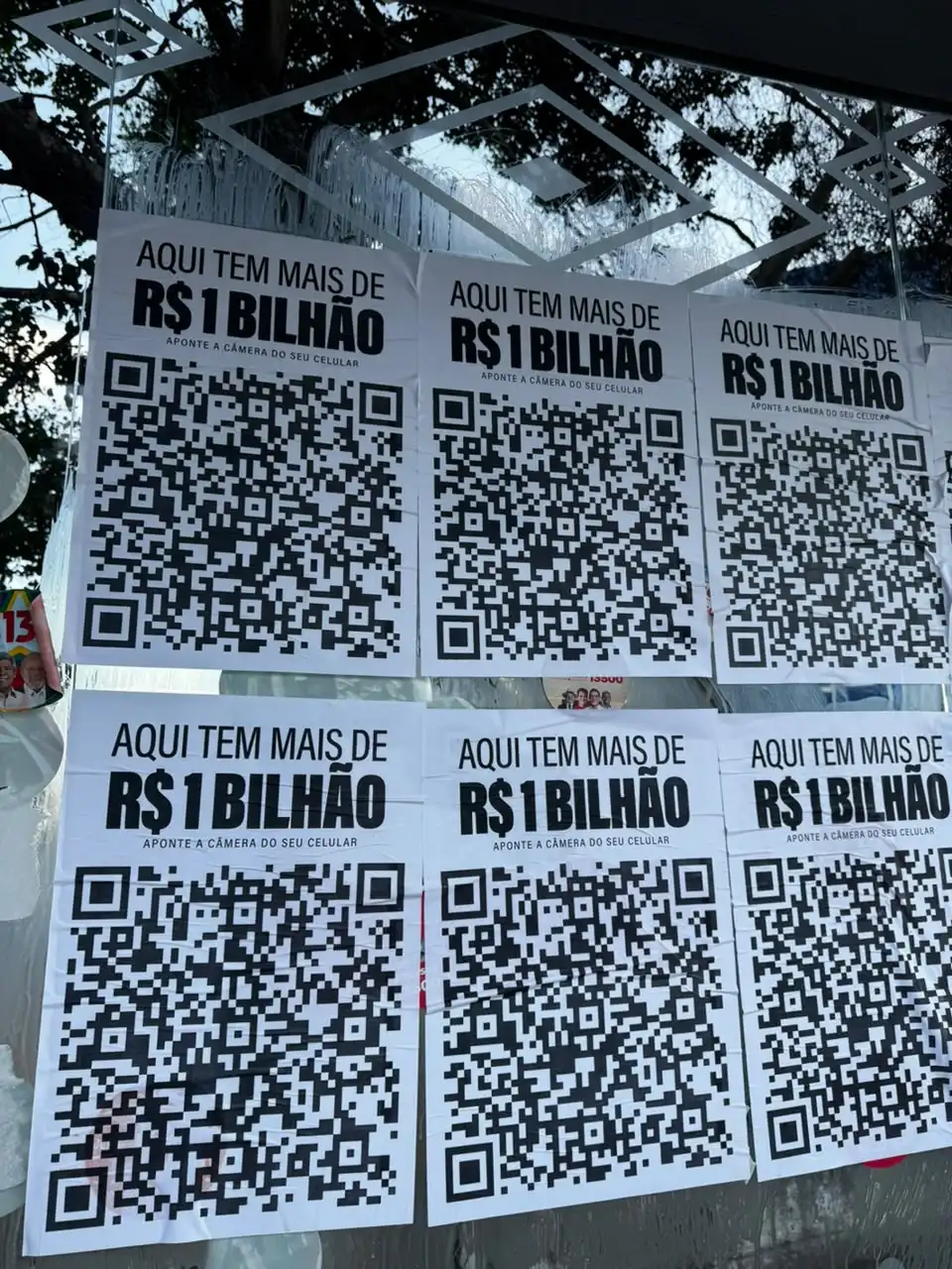 Imagem de Salvador amanhece com QR Codes espalhados pela cidade com a denúncia "PF aponta ACM Neto como líder de organização criminosa ligada ao 'Rei do Lixo'"